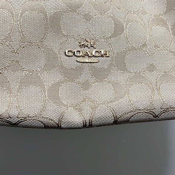 Signature Coach - Picture 3 of 11